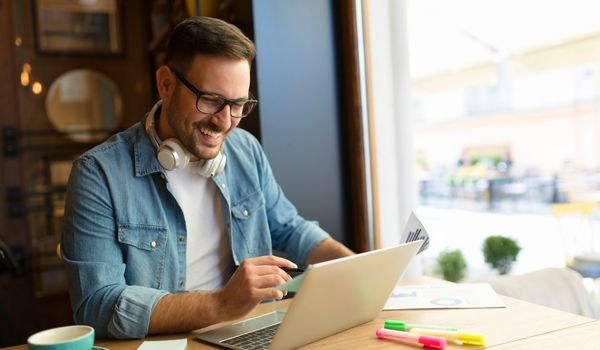 Profesional independiente usando Omega